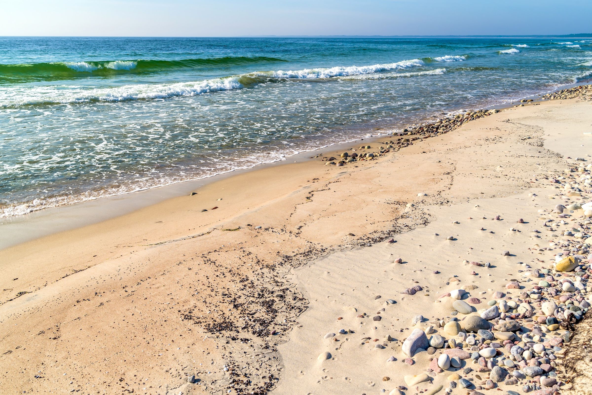 Polierte Kalksteinen und feiner Sand an der Östküste – naturschutzgebiet mit feinen Strandsand.