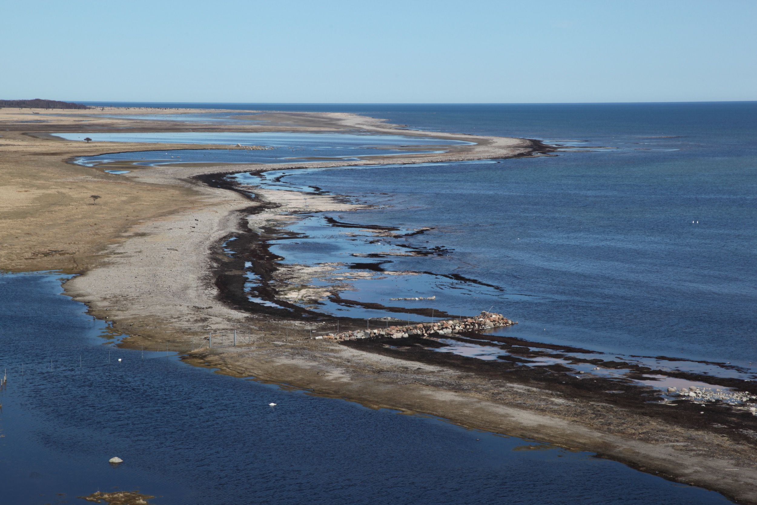 Weitläufige Küstenlandschaft am Südende Ölands bei Degerhamn mit Strandzone und Flachwasserbereichen.