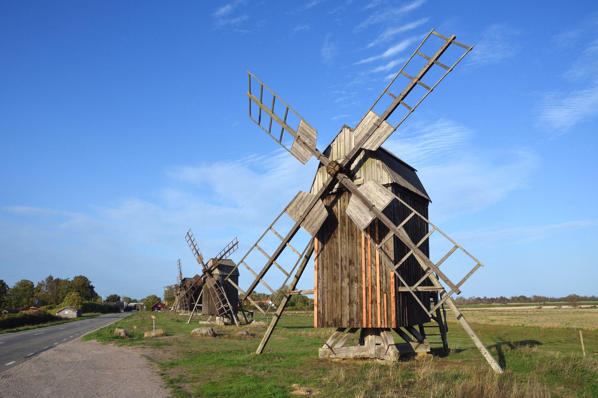 Die Windmühle Lerkaka auf Öland mit traditioneller Bauweise und Blütenwiese.