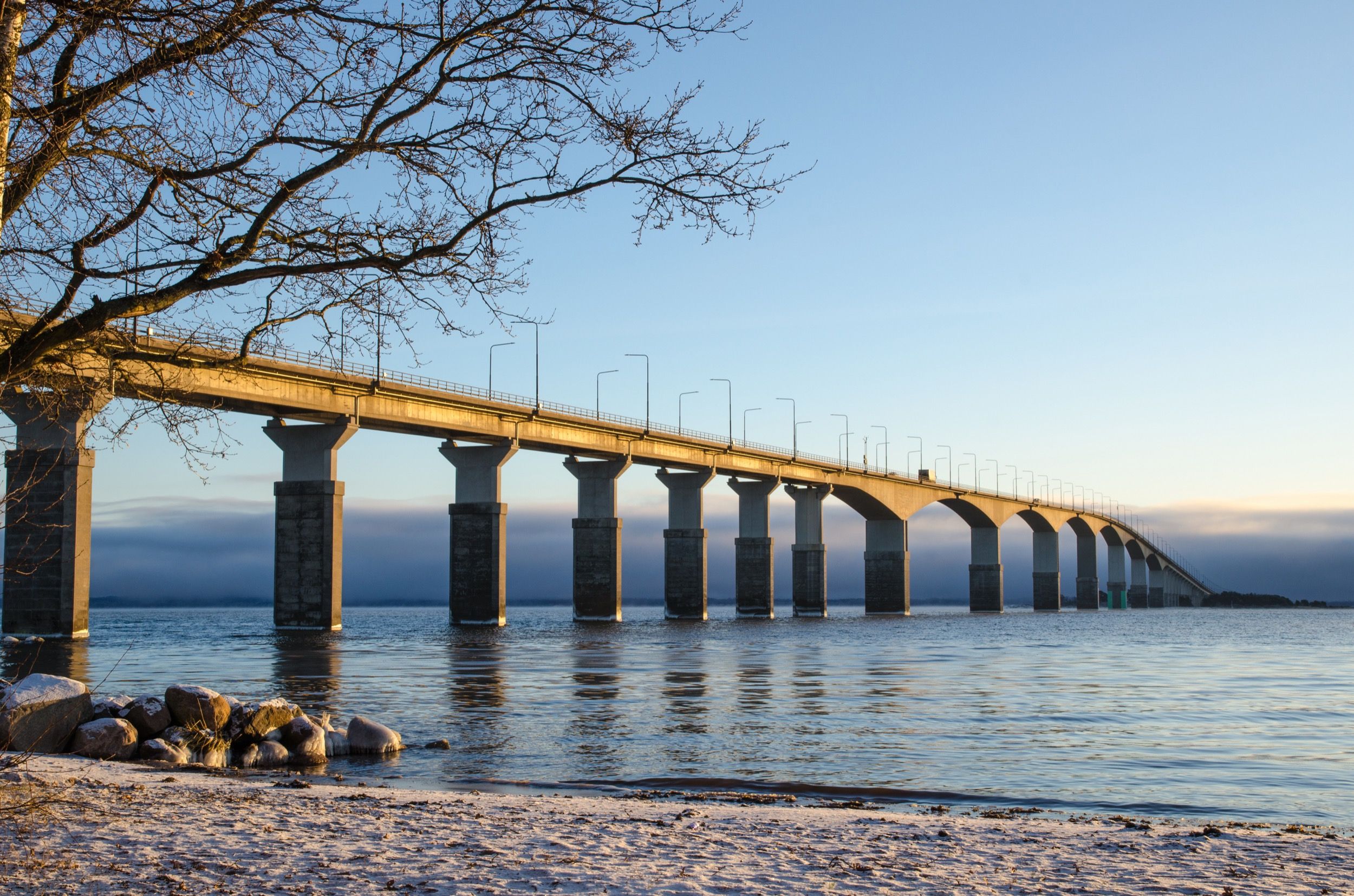Die Ölandbrücke verbindet die Insel mit dem schwedischen Festland – eine der längsten Brücken Europas.